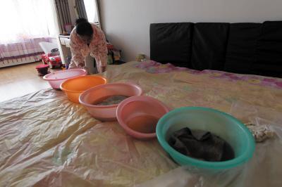 济南楼上漏水，住户失联，小区没物管，业主维权难！律师来支招……